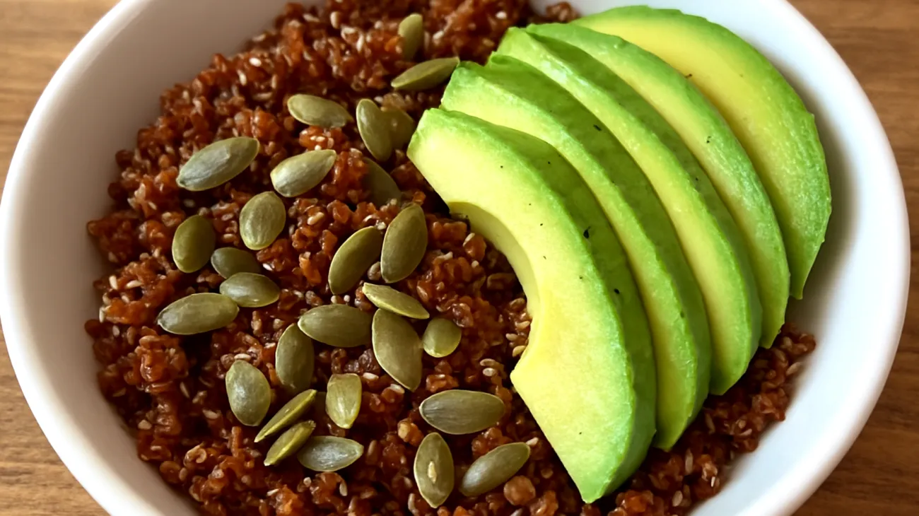 Insalata di quinoa rossa con semi di zucca e avocado"